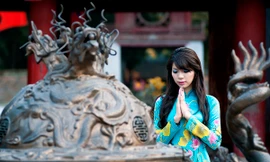 Hoa khôi du lịch thăm trường ĐH đầu tiên Việt Nam