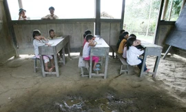 Trong lớp học tranh tre nứa lá, cô trò vẫn miệt mài bài giảng