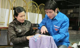 Nguyễn Thế Quyết (phải) dạy nghề cho bạn trẻ. Ảnh: Doãn Mẫn