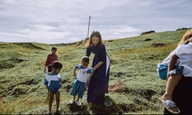 Bộ ảnh đẹp về hành trình thắp sáng ước mơ đến trường của các em nhỏ vùng cao