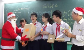 Thầy hiệu trưởng trường người ta: Hóa trang thành ông già Noel phát iPhone 12 cho học sinh