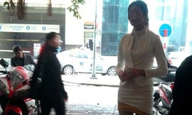 Nữ nhân viên tiếp thị bị sờ mông, gạ tình