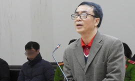 Ông Trần Hùng ở nhà riêng vào thời điểm kẻ môi giới khai đưa tiền tại phòng làm việc?