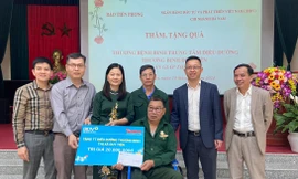 Ngân hàng BIDV và báo Tiền Phong thăm, tặng quà thương bệnh binh tại Hà Nam