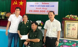 Công ty Him Lam và báo Tiền Phong tặng quà cho Trung tâm Điều dưỡng Thương binh và Người có công Long Đất 