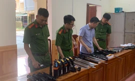 Ngang nhiên livestream bán vũ khí, công cụ hỗ trợ 