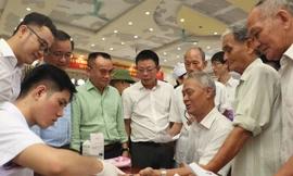 Thăm khám, cấp phát thuốc miễn phí cho 300 người dân xã đảo khó khăn nhất Thủ đô 