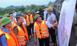 Trưởng Ban Tổ chức Trung ương và Phó Thủ tướng thị sát rốn lũ trên sông Hoàng Long