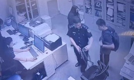 Đối tượng nước ngoài giấu thỏi kim loại màu vàng trong vùng kín nhập cảnh tại Nội Bài