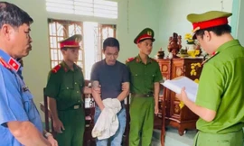 Vác mã tấu giải quyết mâu thuẫn trong quán karaoke, 4 người bị khởi tố