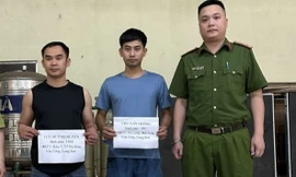 Hai đối tượng tại cơ quan công an. 