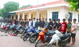 Bắt 'nóng' nhóm thanh niên mang kiếm, phóng lợn tấn công người đi đường