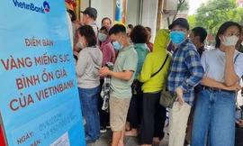 Có dấu hiệu doanh nghiệp thuê người xếp hàng mua vàng ‘bình ổn’ 