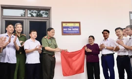 Lãnh đạo Công an tỉnh Bắc Giang và Công an thị xã Việt Yên bàn giao ngôi nhà mới cho bà Bàn.