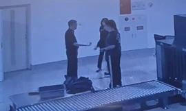 [CLIP] Người đàn ông ngoại quốc moi thỏi kim loại màu vàng ký hiệu 9999 ra khỏi vùng kín 