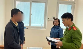 Chồng bị khởi tố, tạm giam vì đập hỏng điện thoại của vợ