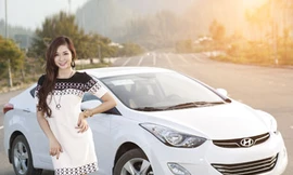 Hyundai Elantra nổi bật bên thiếu nữ