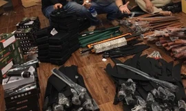 Bắt người bán vũ khí, lần ra cả kho kiếm, súng… ở Thủ Đức