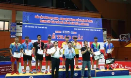 Các đồng chí lãnh đạo trung ương và TP Hà Nội trao thưởng cho các VĐV đạt thành tích cao tại Giải cầu lông học sinh - sinh viên thành phố Hà Nội mở rộng tranh Cúp báo Tuổi trẻ Thủ đô lần thứ VI - 2019.