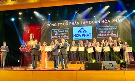Đại diện Tập đoàn Hoà Phát nhận bằng khen, kỷ niệm chương vì có thành tích tiêu biểu về thuế.