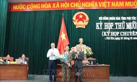 Đồng chí Lê Thanh Đồng (giữa) Giám đốc Sở Tài chính tỉnh Phú Yên được bầu giữ chức vụ Phó Chủ tịch Hội đồng nhân dân tỉnh Phú Yên nhiệm kỳ 2016-2021, với số phiếu bầu 47/47, đạt tỷ lệ 100%. Ảnh: Phạm Cường/TTXVN.