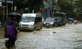 Ngập cục bộ trên đường Nhạc Sơn, thành phố Lào Cai, làm cho các phương tiện tham gia giao thông gặp nhiều khó khăn. Ảnh minh họa: Quốc Khánh/TTXVN.
