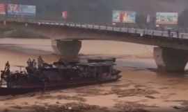 Hai tàu 'ma' dạt từ Trung Quốc va trúng nhiều cầu trên sông Hồng