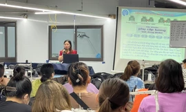 Tranh thủ giờ công nhân giải lao, báo cáo viên giải đáp chính sách BHXH, BHYT, BHTN