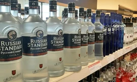 Bán đấu giá 5 container rượu vodka ‘vô chủ’ 