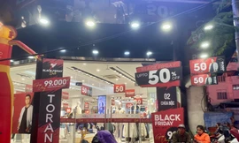 Ngày 'thứ 6 đen tối': Bán hàng tới 2h sáng, giảm giá 100% 