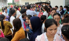 Công nhân ngành may đình công chủ yếu do lương cơ bản không đủ sống