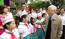 Tổng bí thư, Chủ tịch nước Nguyễn Phú Trọng với thiếu nhi xóm Thanh Xuyên 4, Trung Thành, Thái Nguyên