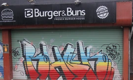 Bức xúc vì người ngoại quốc vẽ bậy giữa đêm giao thừa