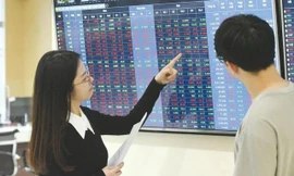 Cổ phiếu ‘họ’ Vin kéo thị trường ngược dòng