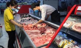 Giá lợn hơi giảm kỷ lục, vì sao người dân vẫn mua đắt?