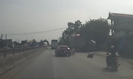 Tài xế Huyndai Kona có dấu hiệu say rượu bất ngờ tông vào hai người đi xe máy rồi bỏ chạy