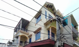 Một hộ dân nhà 3 tầng, điều kiện khá giả nhưng thuộc hộ cận nghèo, và nhận tiền hỗ trợ khiến người dân trong xã Phượng Dực bất bình