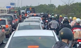 Chiều Mùng 5 Tết, người dân đổ về Hà Nội, cao tốc Pháp Vân - Cầu Giẽ bắt đầu ùn tắc