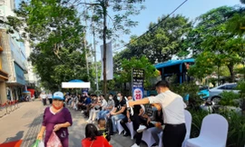 Người dân nườm nượp xếp hàng từ sáng sớm để đặt mua Iphone 12