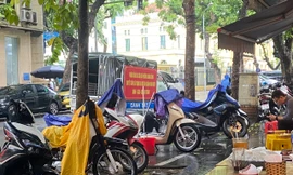 Bãi xe tự phát lại bủa vây vỉa hè các bệnh viện lớn ở Hà Nội