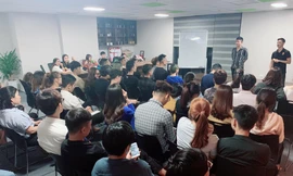 Nhóm Gobig đang họp, báo cáo về chiến dịch tung sản phẩm