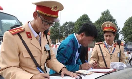 Tước hơn 3.400 giấy phép lái xe trong ngày 30/4