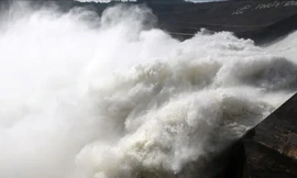 Thủy điện Hòa Bình, Tuyên Quang tiếp tục đóng cửa xả lũ