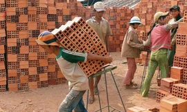 Nhiều trẻ em phải làm những công việc nguy hiểm