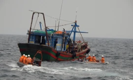 Huy động các phương tiện cấp tốc tìm kiếm 13 ngư dân mất tích