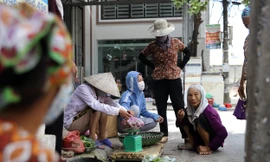 Giáo viên thất nghiệp đi bán hàng rong mưu sinh