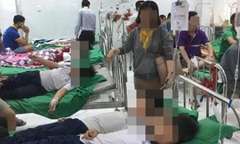 44 học sinh ăn nhầm bột thông bồn cầu phải nhập viện cấp cứu