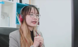 Một giáo viên tiếng Anh đang giảng dạy online