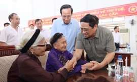 Đề xuất chi 450 tỷ đồng tặng quà Tết người có công 