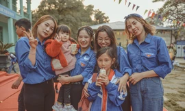 Trao tặng quà Tết ấm yêu thương cho trẻ em vùng cao 